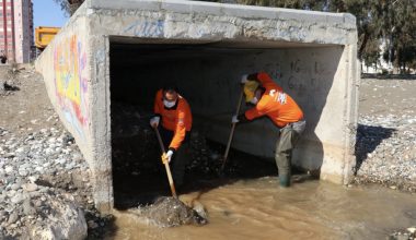 MERSİN BÜYÜKŞEHİR, LARVA ÜREME ALANI OLAN MENFEZLERİ DÜZENLİ OLARAK TEMİZLİYOR