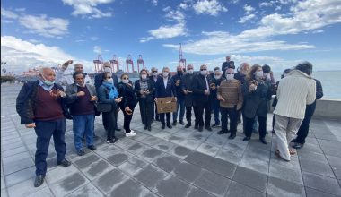 CHP’Lİ VEKİL VE AKTİVİSTLER ATATÜRK PARKINDA ‘PARKTA ÇAY SİMİT OLUR KONTEYNIR DEĞİL’ EYLEMİ YAPTI