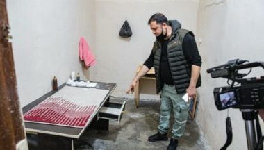 Adana’da, kaçak olarak işletilen muayenehanede görme engelli bir kişi sünnet yaparken suçüstü yakalandı.