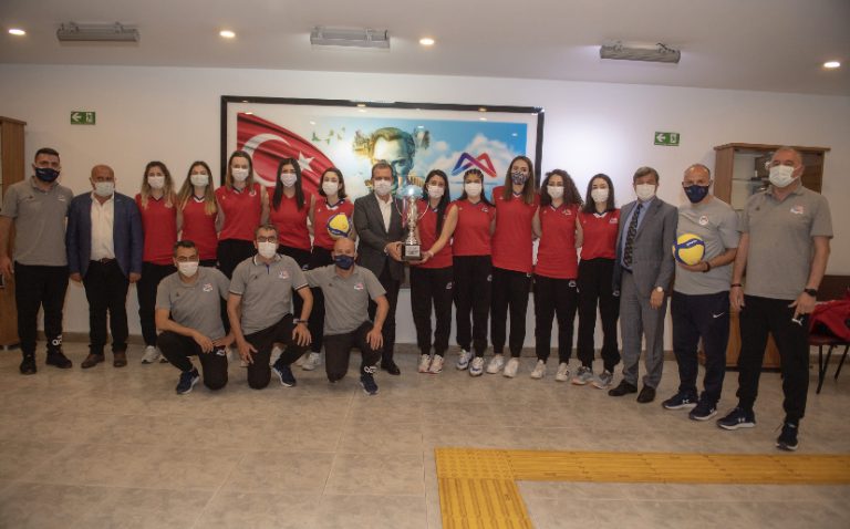 BÜYÜKŞEHİR GSK KADIN VOLEYBOL TAKIMI MUTLULUĞUNU BAŞKAN SEÇER’LE PAYLAŞTI