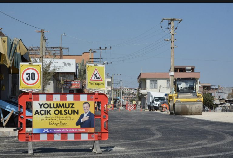 TARSUS’TA CEMAL GÜRSEL CADDESİ’NİN 35 YILLIK ALTYAPI SORUNU BÜYÜKŞEHİR’LE ÇÖZÜLDÜ