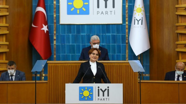 Akşener: Küçüklerini korumak yerine onlara göz dikenler, elbette Andımız okunmasın ister. ‘Büyük Atatürk’ dendiğinde, kaşıntı tutanlar, çalışmak yerine, çalıp, çırpanlar, elbette Andımız hatırlanmasın ister