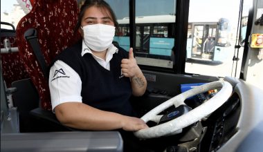 SABAH OTOBÜSÜNÜ SÜRÜYOR, AKŞAM SANATLA UĞRAŞIYOR