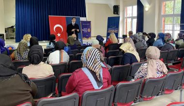 AKDENİZ BELEDİYESİ KADINLARA YÖNELİK EĞİTİM SEMİNERLERİNİ SÜRDÜRÜYOR