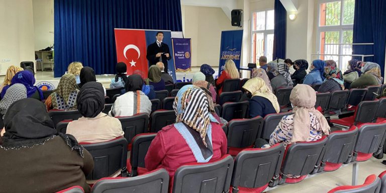 AKDENİZ BELEDİYESİ KADINLARA YÖNELİK EĞİTİM SEMİNERLERİNİ SÜRDÜRÜYOR