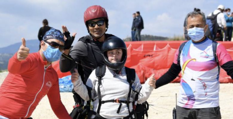 Down Sendromlu Çocuklar, Yamaç Paraşütü İle Göklere Mutluluk Saçtı