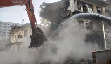 MAHMUDİYE MAHALLESİ’NDE 3 KATLI METRUK BİNA KONTROLLÜ ŞEKİLDE YIKILDI