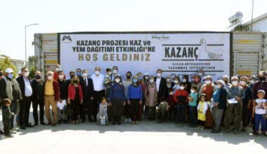 MERSİN BÜYÜKŞEHİR’DEN ‘KAZANÇ PROJESİ’ İLE 100 ÜRETİCİYE 10 BİN KAZ VE 50 TON YEM DESTEĞİ
