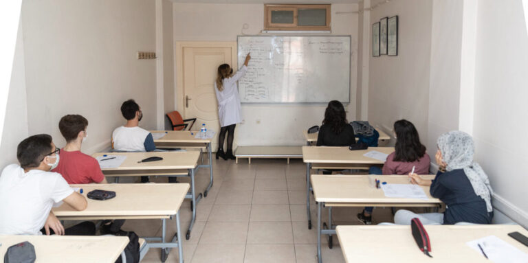 MERSİN BÜYÜKŞEHİR, GELECEĞİN DOKTORLARINI, MÜHENDİSLERİNİ EĞİTİYOR