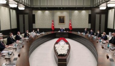 Kabinede sürpriz değişiklikler: İşte giden ve yeni gelen bakanlar!
