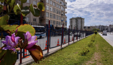 MERSİN BÜYÜKŞEHİR, REFÜJLERE YAYA GÜVENLİĞİ İÇİN KORKULUK YAPIYOR