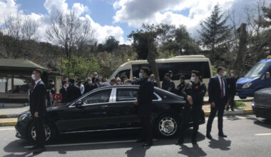 Cumhurbaşkanı Erdoğan’dan minibüs durağına ziyaret: Arabaları satacak duruma geldik