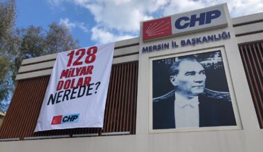 Mersin CHP İl Başkanlığı binasına ‘128 milyar dolar nerede’ pankart astı Mersin CHP İl Başkanlığı binasına ‘128 milyar dolar nerede’ pankart astı