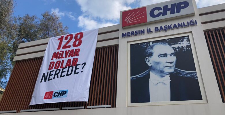 Mersin CHP İl Başkanlığı binasına ‘128 milyar dolar nerede’ pankart astı