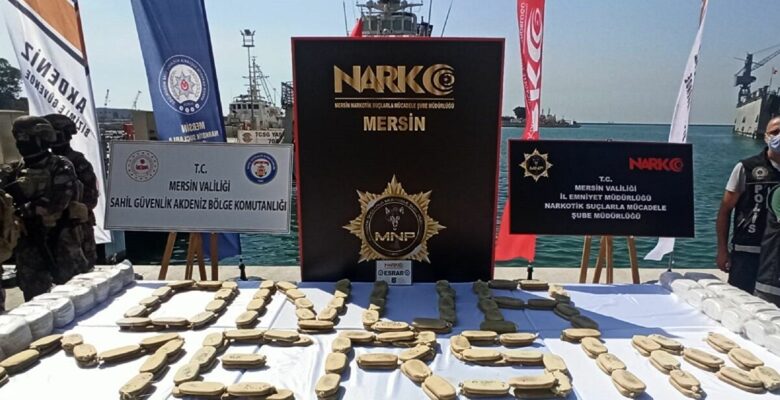 Suriye açıklarında bir gemide yaklaşık 1,5 ton esrarın ele geçirildiği “Onur Operasyonu” kapsamında gözaltına alınan 6 zanlı Mersin’de tutuklandı