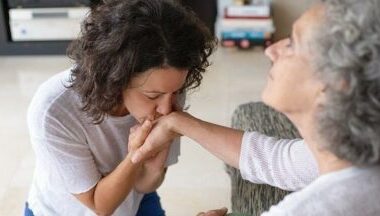 Bilim Kurulu üyesinden bayram uyarısı:Bu bayram temaslardan kaçınacağız. ‘Az sayıda ziyaretçi olabilir’ demiyorum; hiç ziyaretçi olmayacak, kendi çekirdek ailenizle kalmaya devam edeceksiniz”