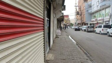 Yılın ilk dört ayında 36 bini aşkın işyeri kepenk indirmek zorunda kaldı. CHP’li Ağbaba, “Esnafa verilen destekler, gelir kaybını karşılamaktan çok uzak” dedi.