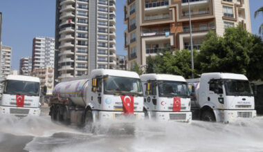 Mezitli Belediyesi ekipleri sokakları virüsten arındırdı