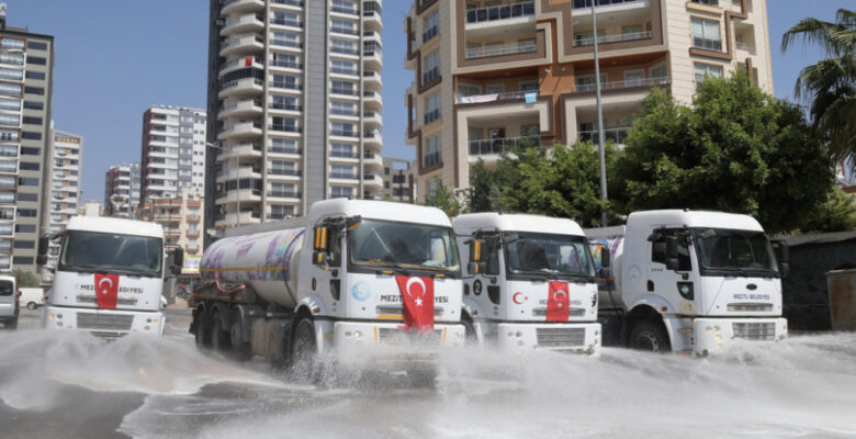 Mezitli Belediyesi ekipleri sokakları virüsten arındırdı