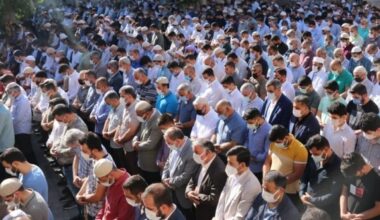 Koronavirüsten ölen tarikat liderinin cenazesinde tedbirler hiçe sayıldı: Milletvekili dahil binlerce kişi katıldı