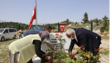 Şehit Mezarları Güllerle Donatıldı