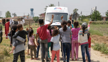 MERSİN BÜYÜKŞEHİR EKİPLERİ, TARIM İŞÇİLERİNE BAYRAM ÖNCESİ GIDA KOLİSİ ULAŞTIRDI