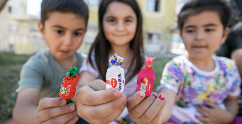 ÇOCUKLAR EVDE, BÜYÜKŞEHİR’LE BAYRAM HEDİYELERİ KAPIDA