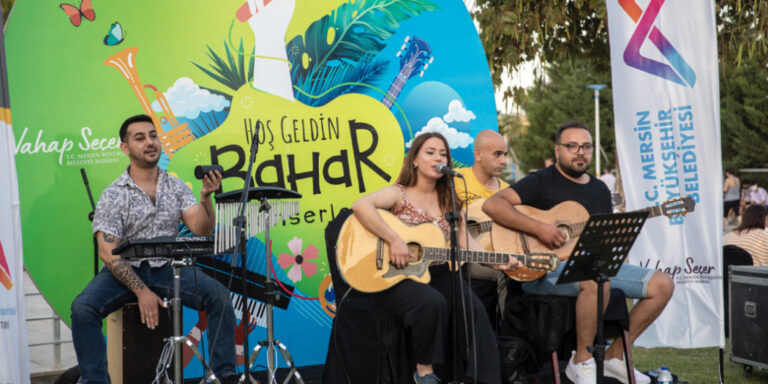 MERSİN BÜYÜKŞEHİR, MERSİNLİLER’E AÇIK HAVADA KONSER KEYFİ YAŞATIYOR