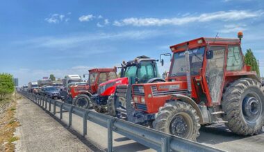 Konya’da çiftçiler yol kapattı: Vekillerin hiçbirine ulaşamıyoruz. Darbe olduğu zaman bizi dışarı çıkarmasını biliyorsanız, gelin bize burada yardımcı olun Konya’da çiftçiler yol kapattı: Vekillerin hiçbirine ulaşamıyoruz. Darbe olduğu zaman bizi dışarı çıkarmasını biliyorsanız, gelin bize burada yardımcı olun