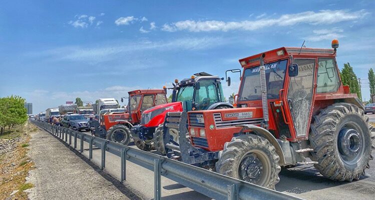 Konya’da çiftçiler yol kapattı: Vekillerin hiçbirine ulaşamıyoruz. Darbe olduğu zaman bizi dışarı çıkarmasını biliyorsanız, gelin bize burada yardımcı olun