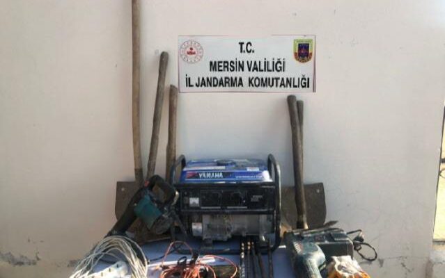 Mersin’in Mezitli ve Anamur ilçelerinde, kaçak kazı yaptıkları tespit edilen 8 zanlı gözaltına alındı.