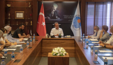 SEÇER “KIRMIZI-LACİVERT’İ BOŞALTIYORUZ. ORAYI BİR KENT MEYDANI’NA ÇEVİRİYORUZ
