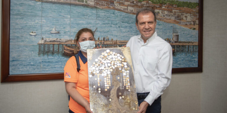 MERSİN BÜYÜKŞEHİR SAHA PERSONELİ DİLEK CANSIZ, ATIKLARI SANAT ESERİNE DÖNÜŞTÜRÜYOR