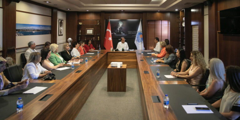 33 KADIN BELGESELİ EKİBİNDEN BAŞKAN SEÇER’E TEŞEKKÜR ZİYARETİ