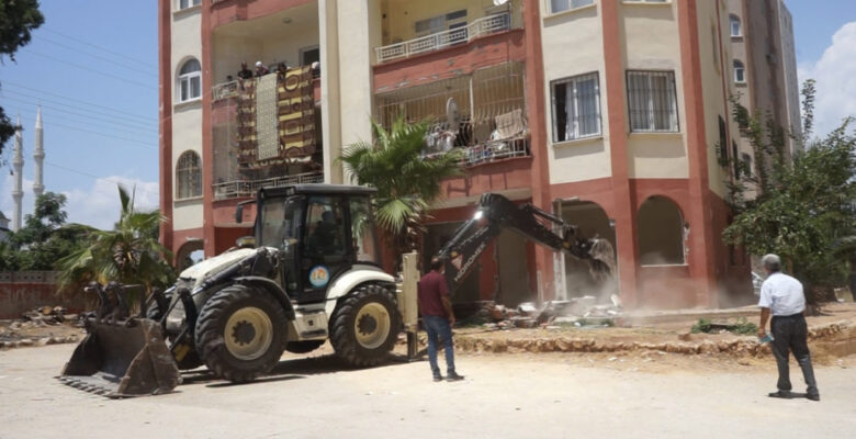 Mezitli Belediyesi Kaçak Yapılarda Arındırma Çalışması Yaptı