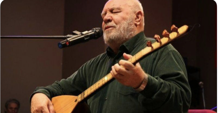 Musa Eroğlu müzisyenler için bağlamasını satışa çıkardı
