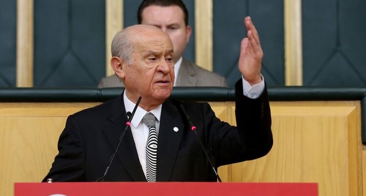 Bahçeli: Atatürk’e dil uzatanlar daha iyi Müslüman olduklarını mı sanıyorlar? Atatürkümüzden ne istiyorsunuz? O tarih sahnesine çıkmasaydı doğduğunuzda kulağınıza ezan mı okunurdu, vaftiz mi ettirilirdiniz? Atatürk, Türkiye’dir