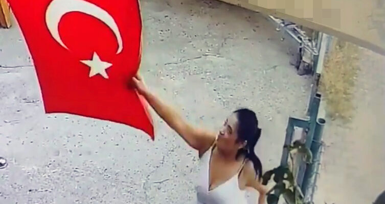 İş yerine asılı Türk bayrağını koparıp çöpe attı.Her Yerde Aranıyor