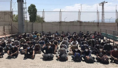 Van Erciş’te arazide toplu halde yürüyen 113 Afgan mülteci gözaltına alındı