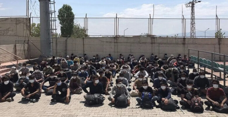 Van Erciş’te arazide toplu halde yürüyen 113 Afgan mülteci gözaltına alındı