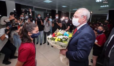 CHP Genel Başkanı Kemal Kılıçdaroğlu, Mersin Büyükşehir Belediyesi’nin Kır Çiçeği Kız Yurdunu ziyaret etti ve kızlarla sohbet etti