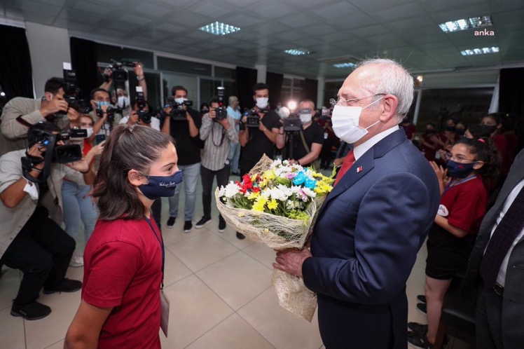 CHP Genel Başkanı Kemal Kılıçdaroğlu, Mersin Büyükşehir Belediyesi’nin Kır Çiçeği Kız Yurdunu ziyaret etti ve kızlarla sohbet etti