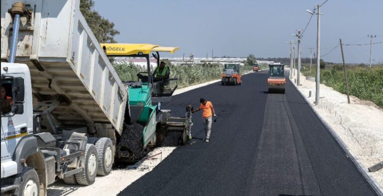 KAZANLI SAHİL YOLU DÜZENLEME ÇALIŞMASI MİNÜBÜSÇÜLERDEN DE VATANDAŞLARDAN DA TAKDİR TOPLUYOR