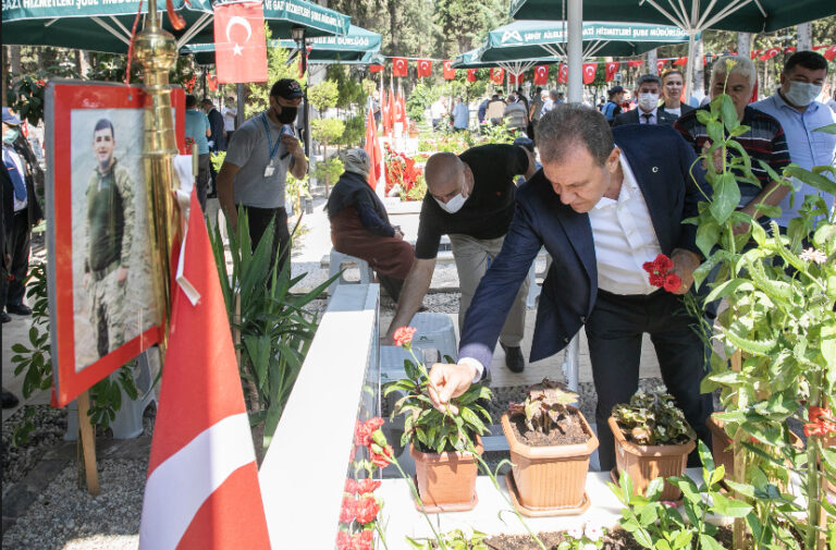 BAŞKAN SEÇER, BAYRAM ARİFESİNDE ŞEHİTLİĞİ ZİYARET ETTİ