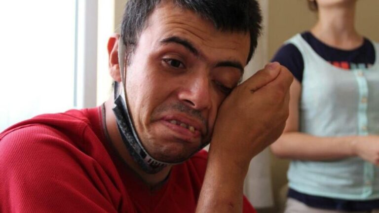 Polisin evde bitkin halde bulduğu 4 çocuk devlet korumasına alındı! Anne ve baba gözyaşı döktü