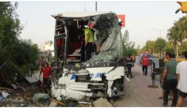 Silifkede Yolcu otobüs şarampole yuvarlandı: 33 yaralı