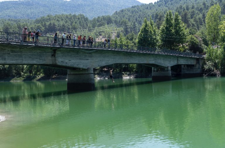 KARAGEÇİT’TE GÖNÜL KÖPRÜLERİ KURULDU