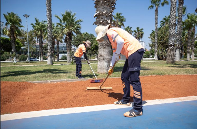 BÜYÜKŞEHİR EKİPLERİ, SAHİLDEKİ KOŞU YOLU ZEMİNİNİ İYİLEŞTİRDİ