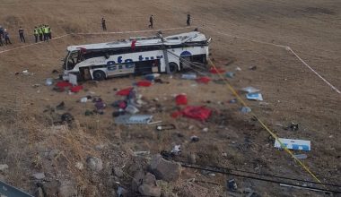 Balıkesir’de yolcu otobüsü takla attı: 14 kişi yaşamını yitirdi, 18 kişi yaralı