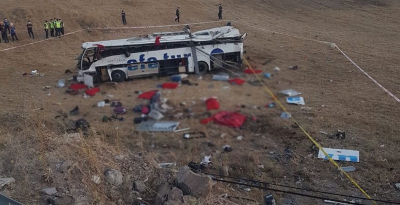 Balıkesir’de yolcu otobüsü takla attı: 14 kişi yaşamını yitirdi, 18 kişi yaralı